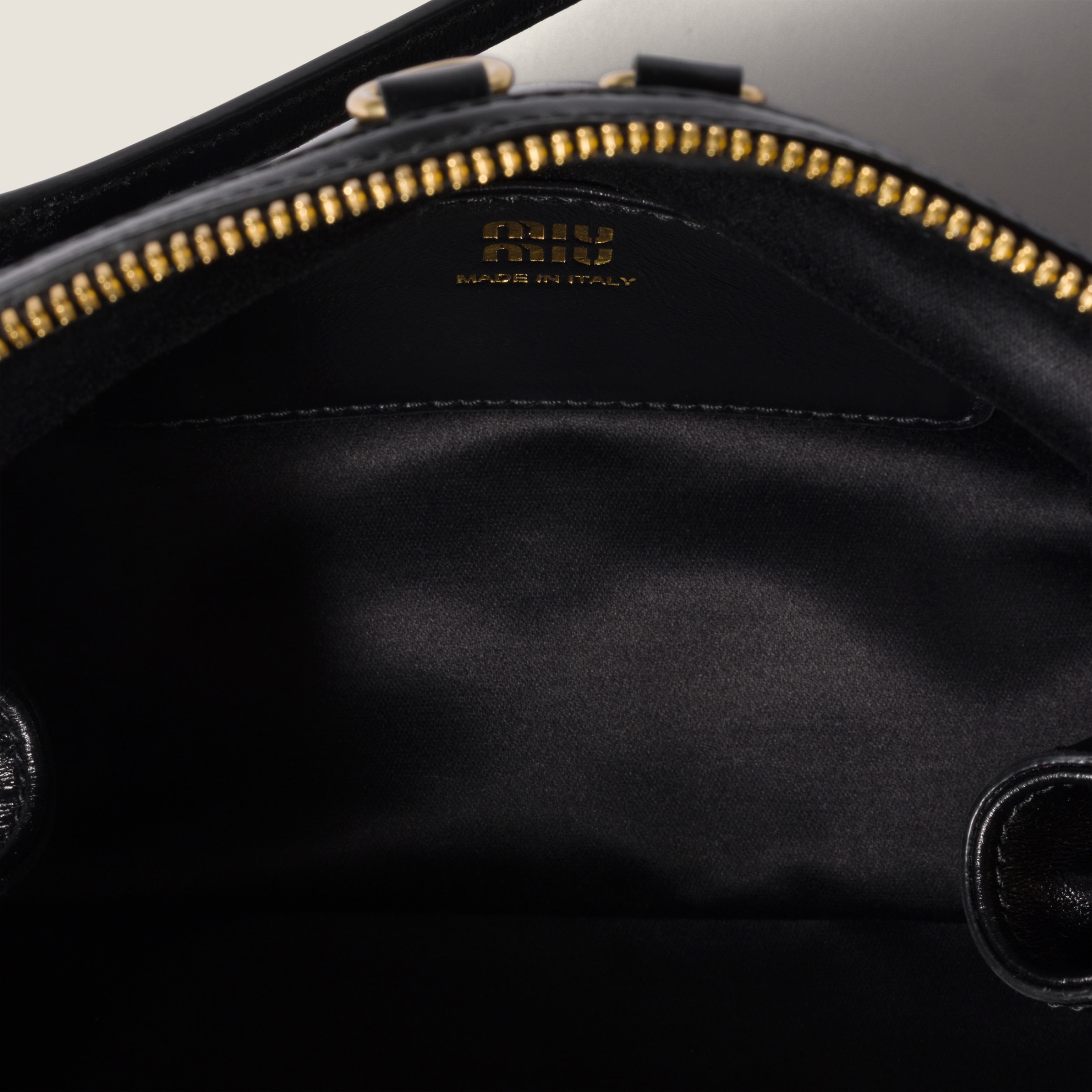 ブラック カプリスレザー クラッチバッグ | Miu Miu