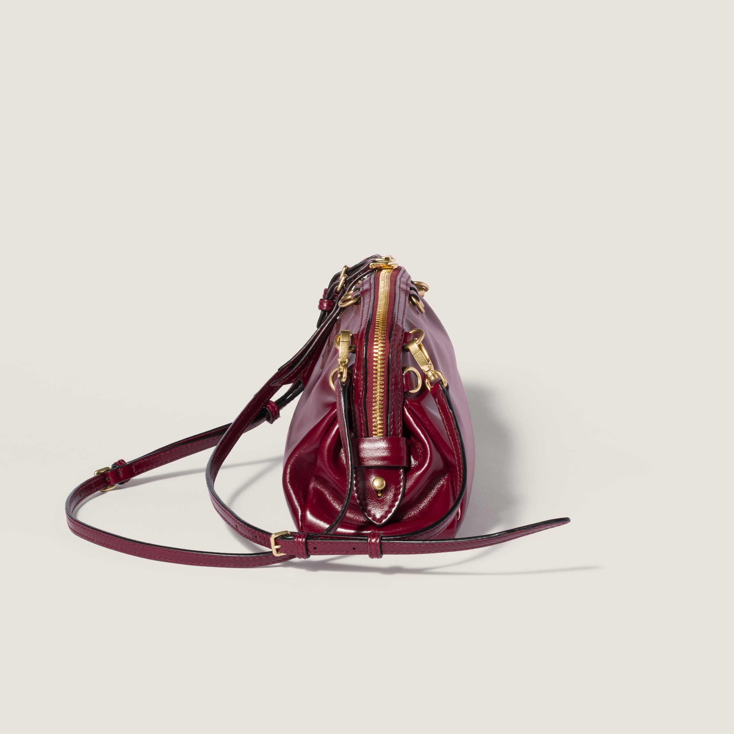 アマラントレッド カプリスレザー クラッチバッグ | Miu Miu - 日本