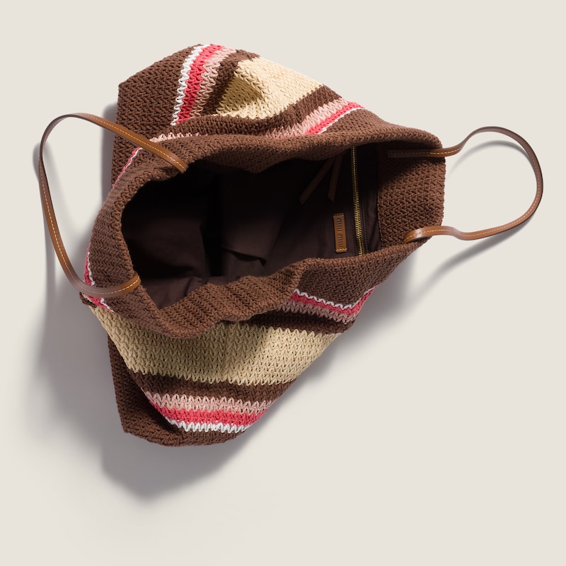 حقيبة تسوّق منسوجة بلمسة من الرافيا