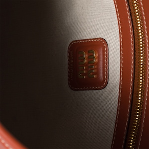 AF5BG231_2CRW_F0033_V_MLN_BKG_6