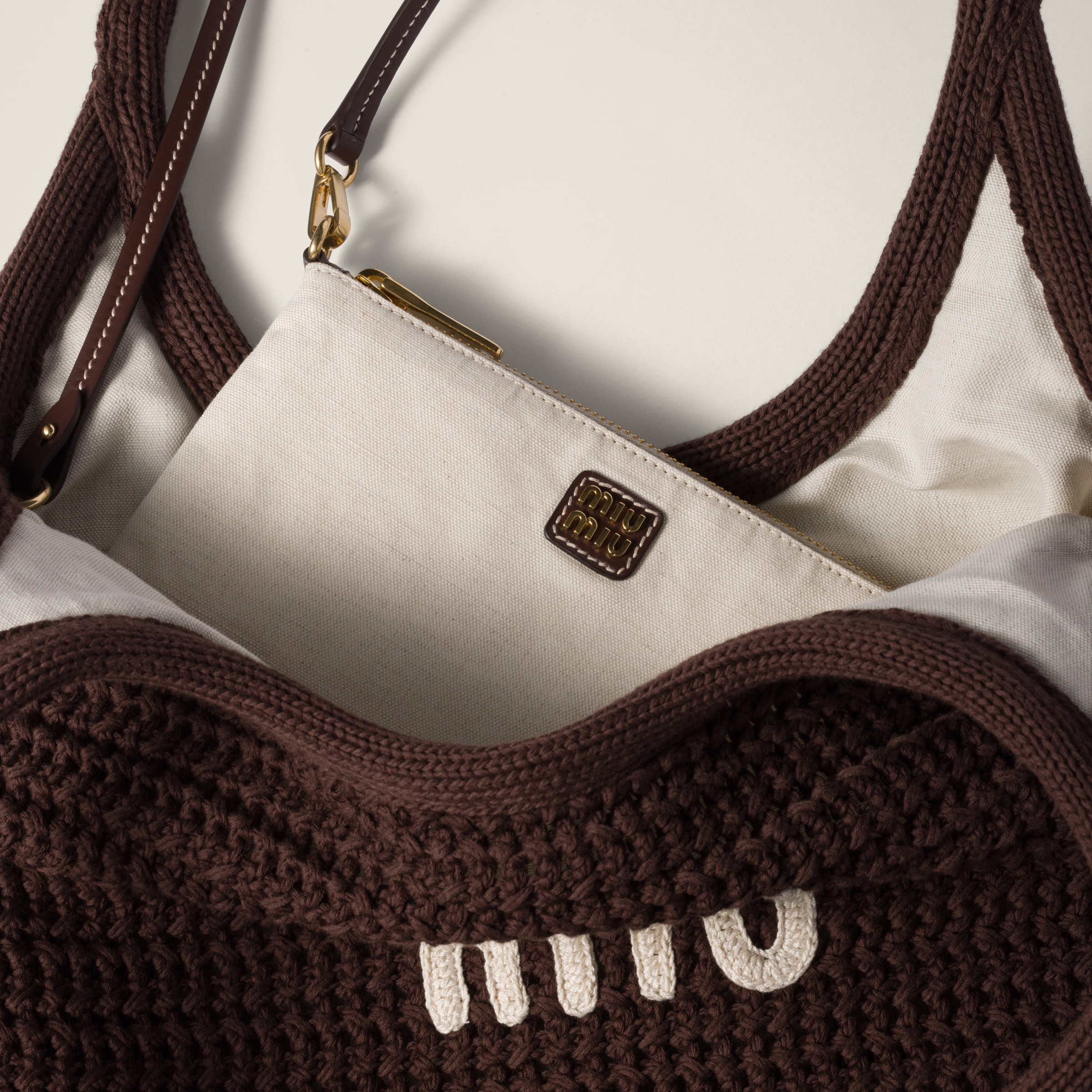 【人気♪かごバック】MIU MIU BORSA IVY IN RAFIA Cocoa/chalk White Ivy Raffia-effect Woven Tote Bag | Miu Miu