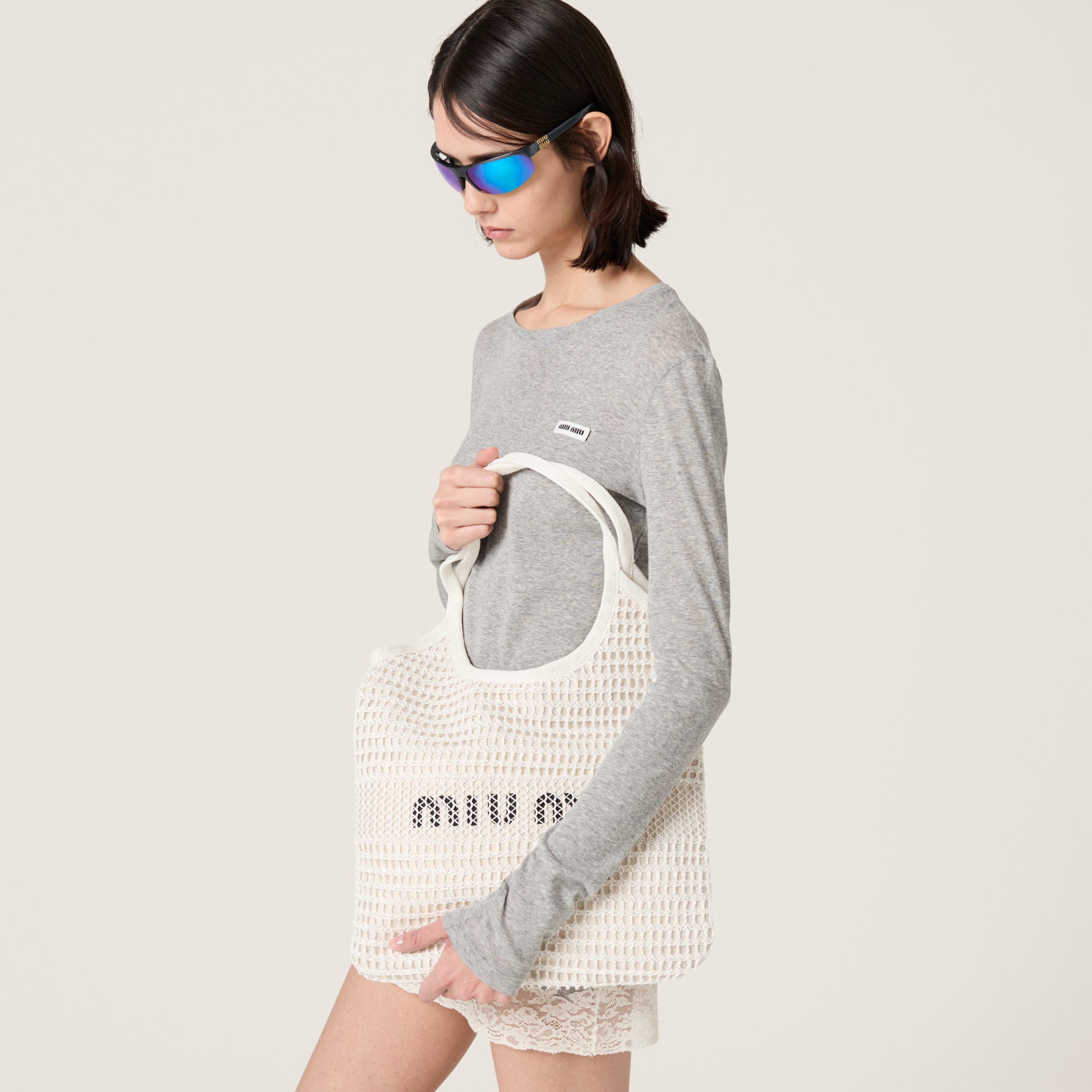 【国内発送】miumiu アイビー ラフィアエフェクトxリネン バッグ ブラック/ベージュ アイビー ラフィアエフェクトxリネン バッグ