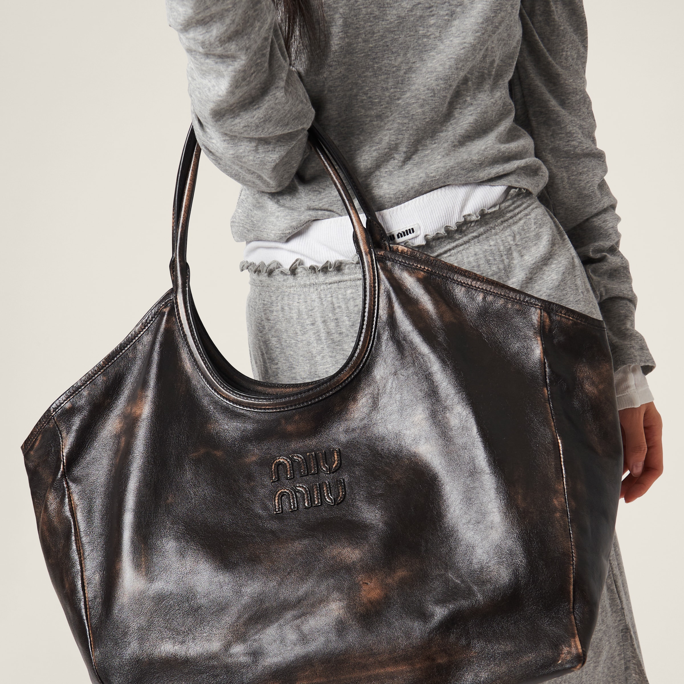 数々の賞を受賞 サンド／ダークブラウン レザー トートバッグ | Miu Miu バッグ