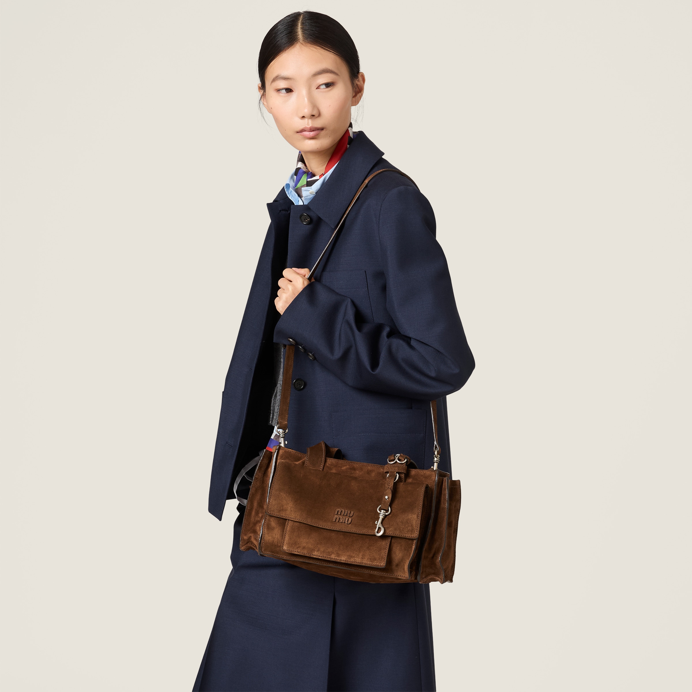 ココアブラウン ユーティリティ スエード バッグ | Miu Miu - 日本
