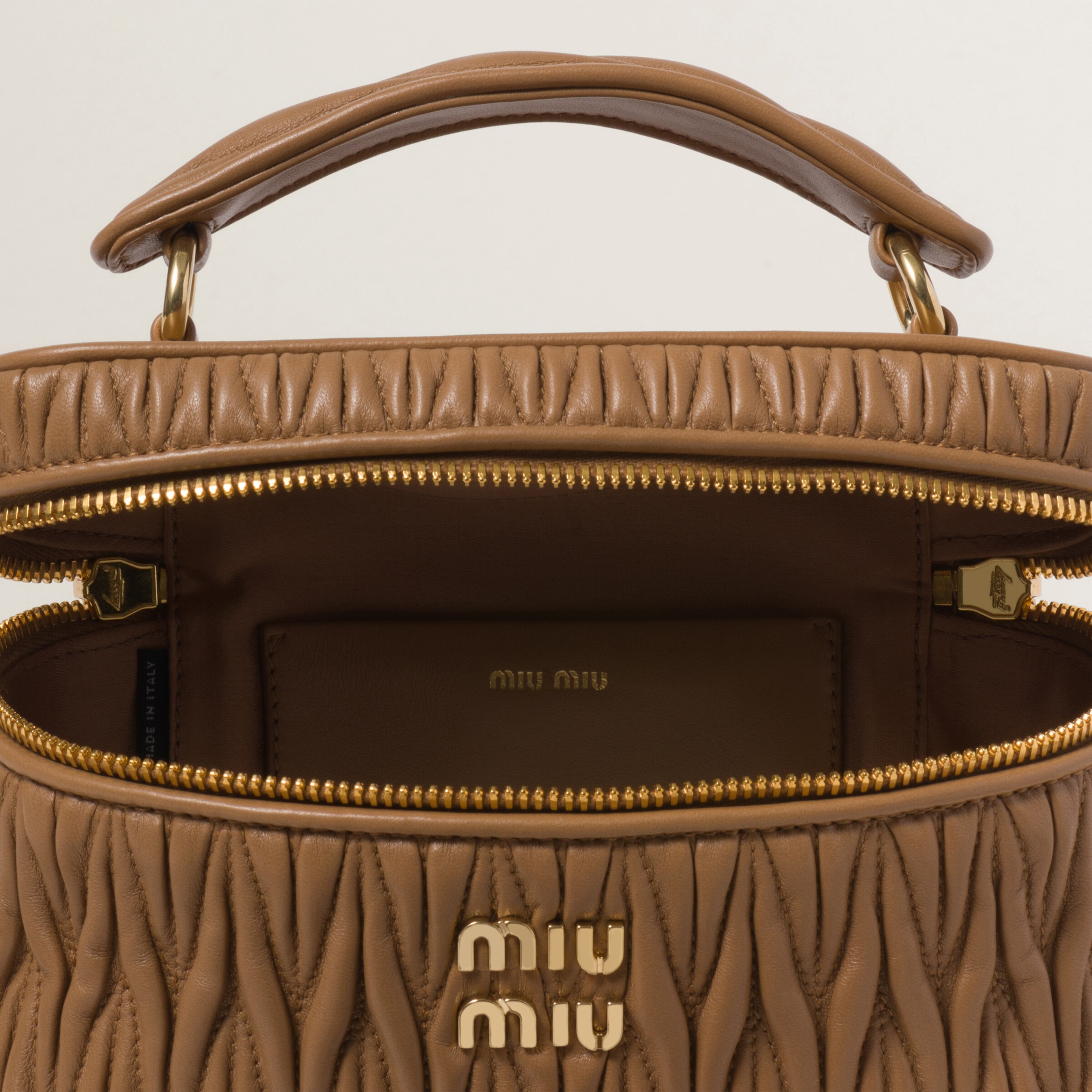 【VIPセール】MIUMIU ショルダーバッグ 5BH226 VIPセール】MIUMIU（ミュウミュウ）ショルダーバッグ (MiuMiu