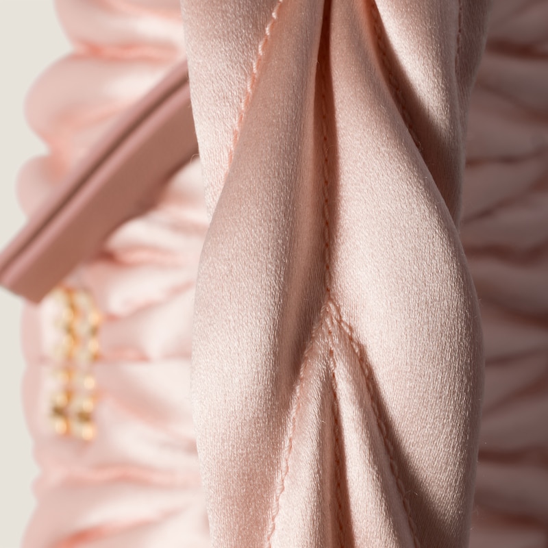 حقيبة Wander صغيرة ماتلاسي من الساتان