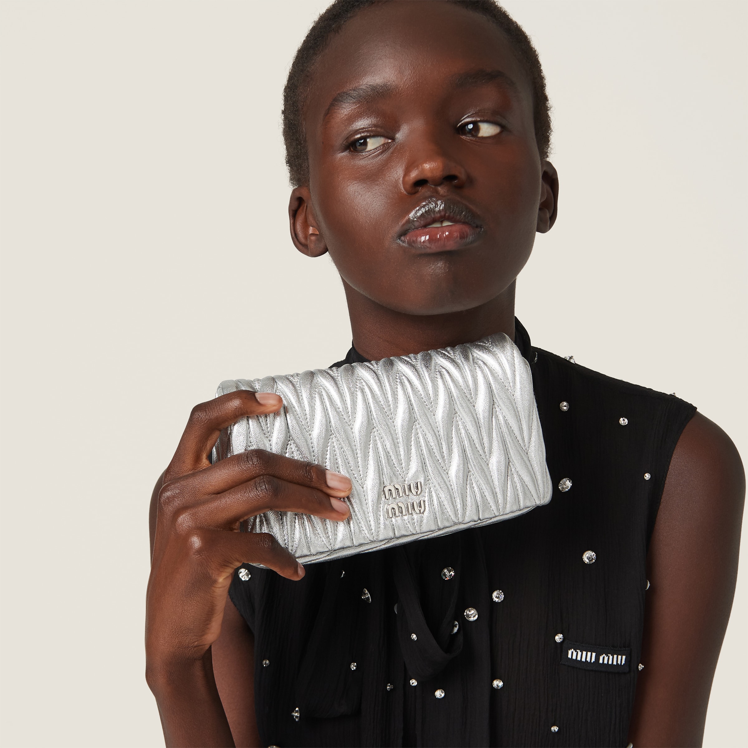 関税込み【Miu Miu】NAPPA LLIZZATA メタリック ミニポーチ Miu Miu Matelassé nappa leather mini pouch for Women