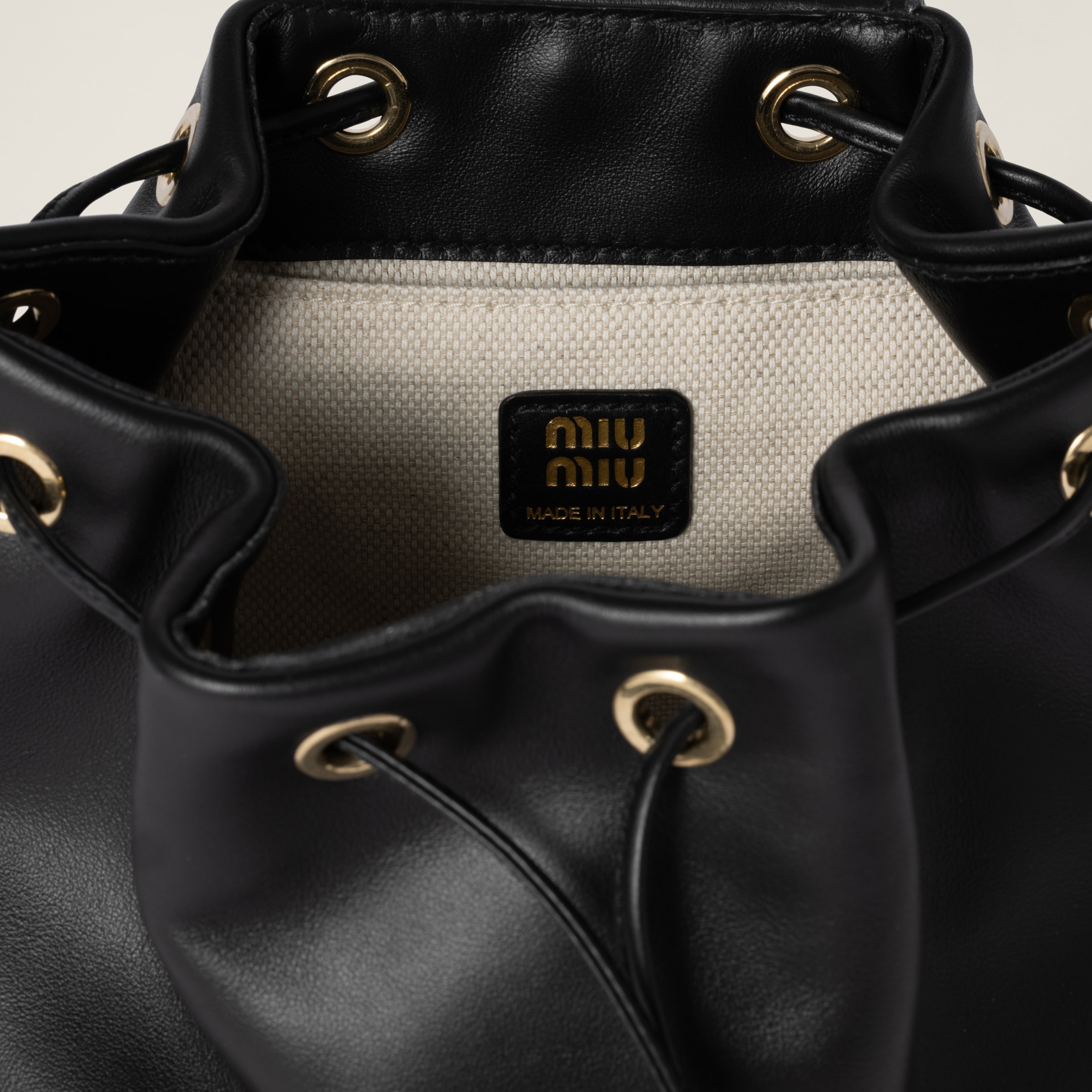 ブラック レザー バックパック | Miu Miu