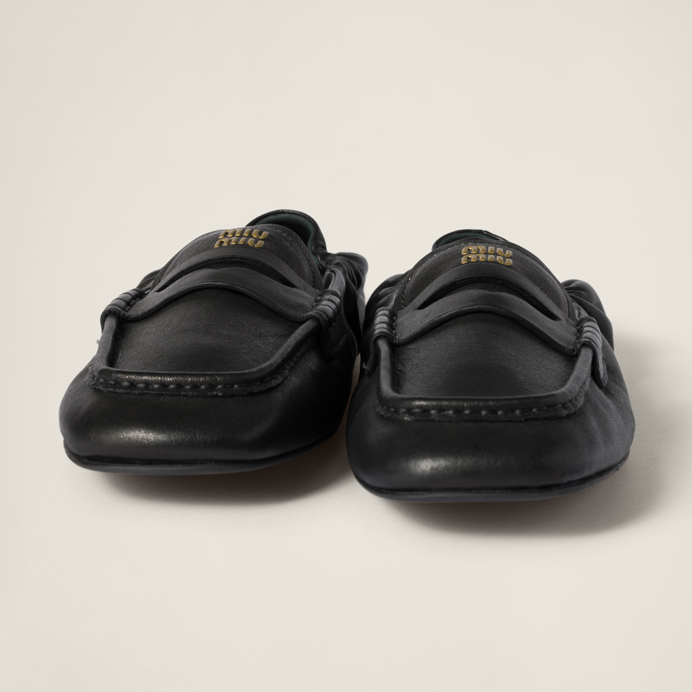 ブラック ルーシュ ナッパレザー ローファー | Miu Miu