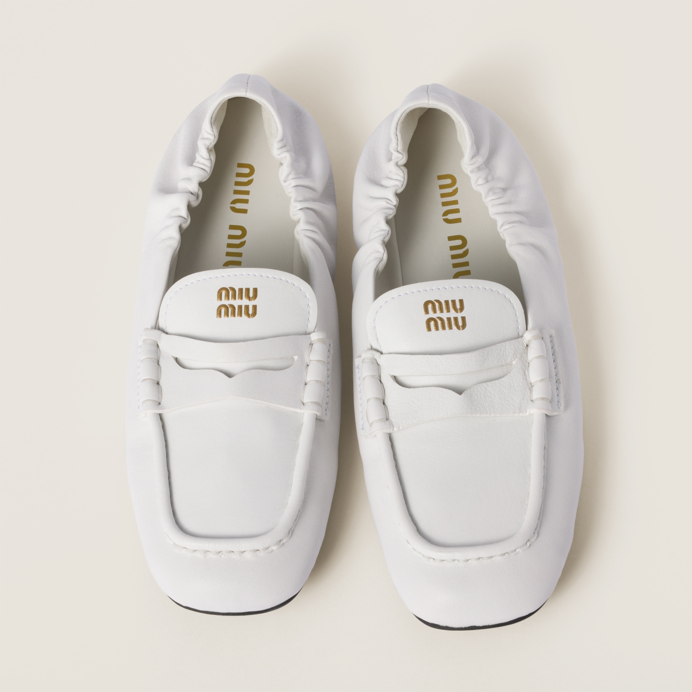 MIU MIU - ミュウミュウ ロゴ バックル ローファー レディース ホワイト MIUMIU 【中古】 【アパレル・小物】の通販 by  TURUYA｜ミュウミュウならラクマ