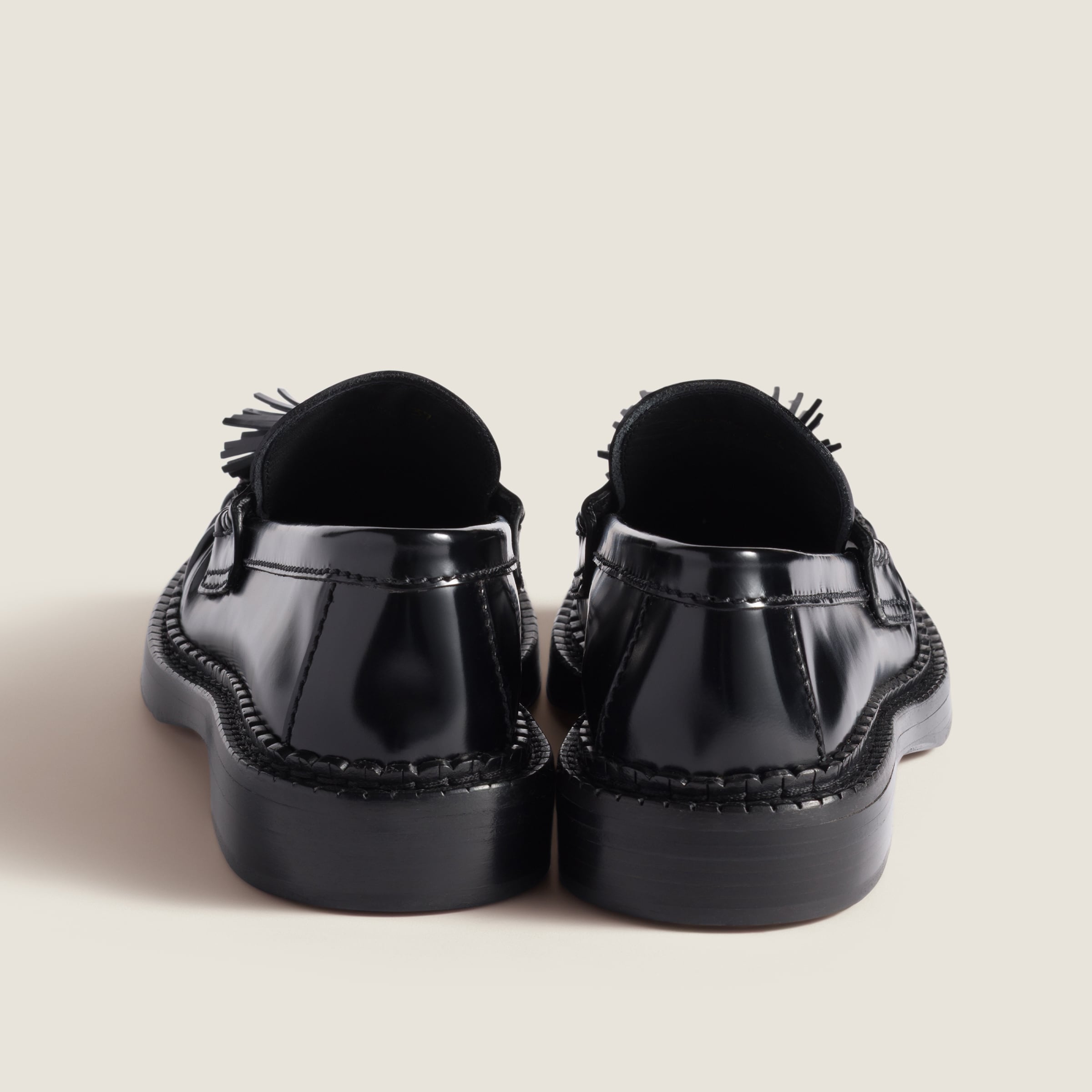 ブラック ポリッシュドレザーのタッセルローファー | Miu Miu - 日本