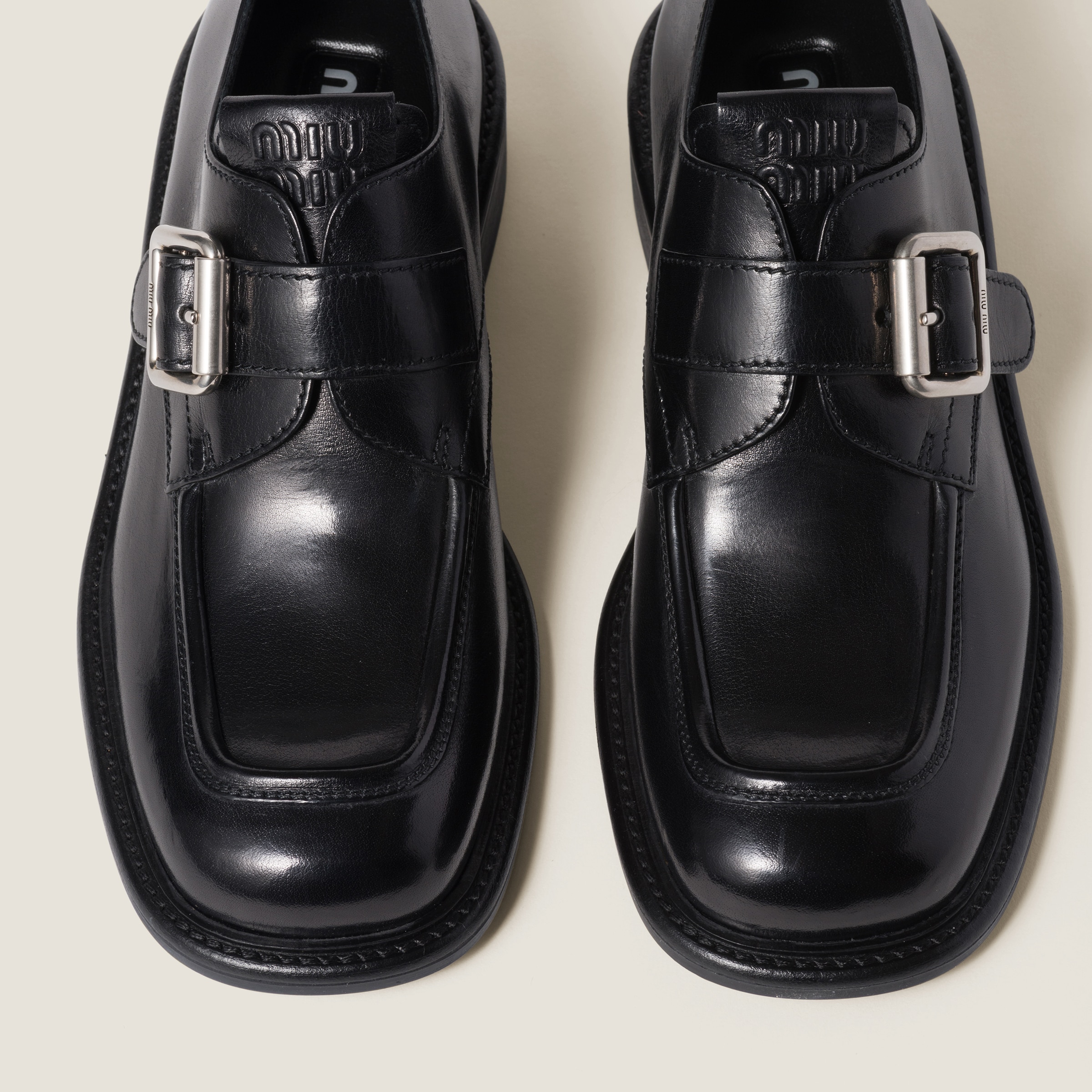 ブラック バックル付 レザー シューズ | Miu Miu