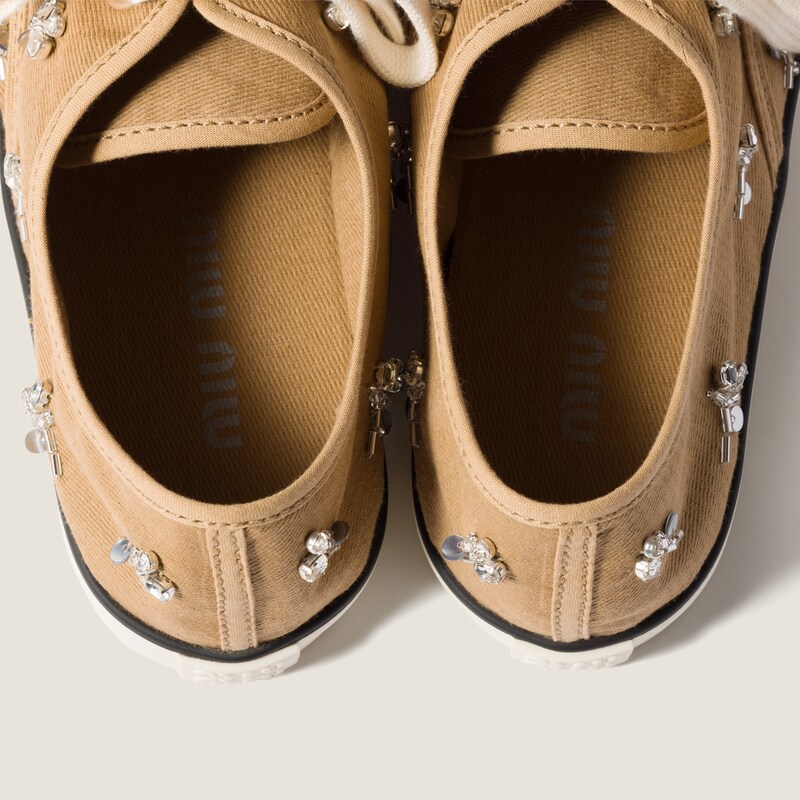 سنيكيرز من قماش الدريل مطرّز