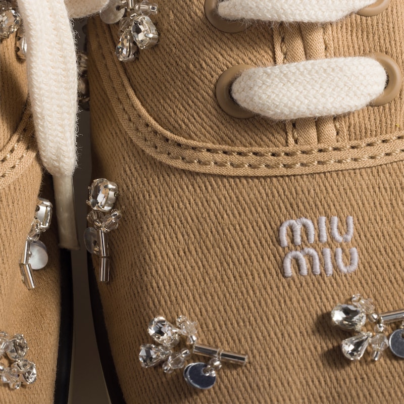 سنيكيرز من قماش الدريل مطرّز