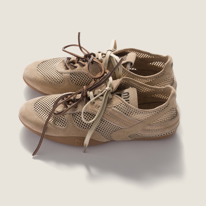 Gymnasium mesh and suede sneakers