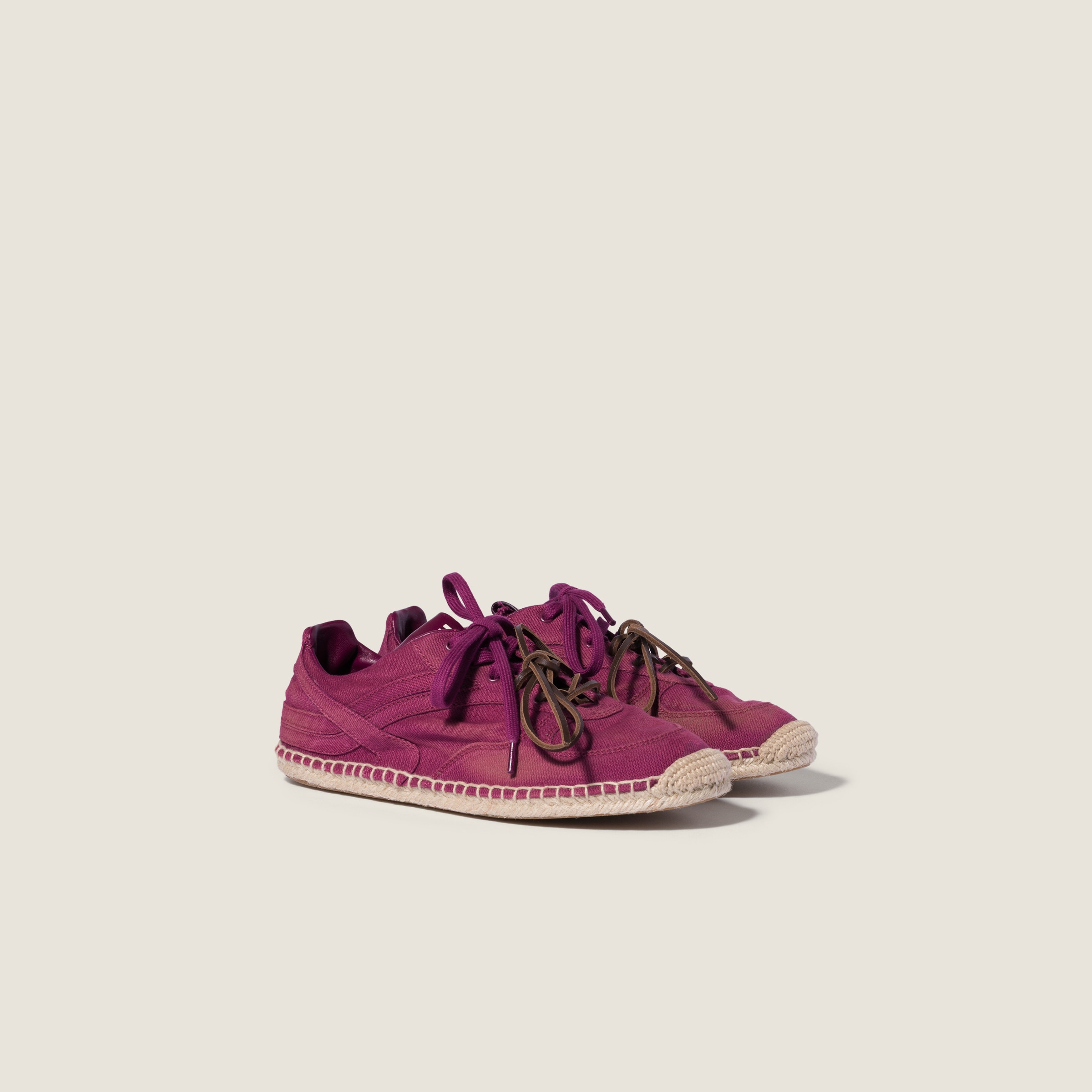 Gymnasium gabardine sneakers