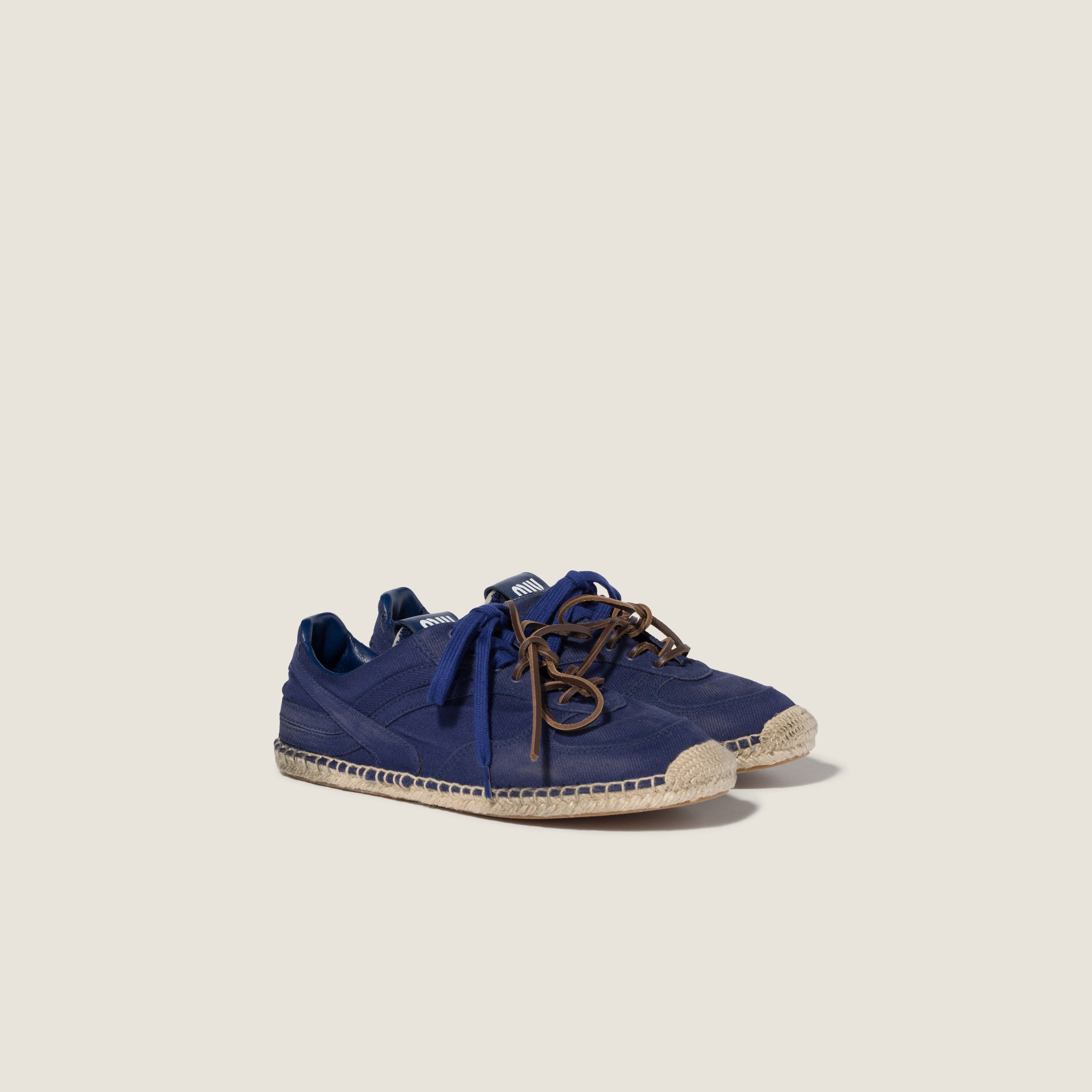 Gymnasium gabardine sneakers