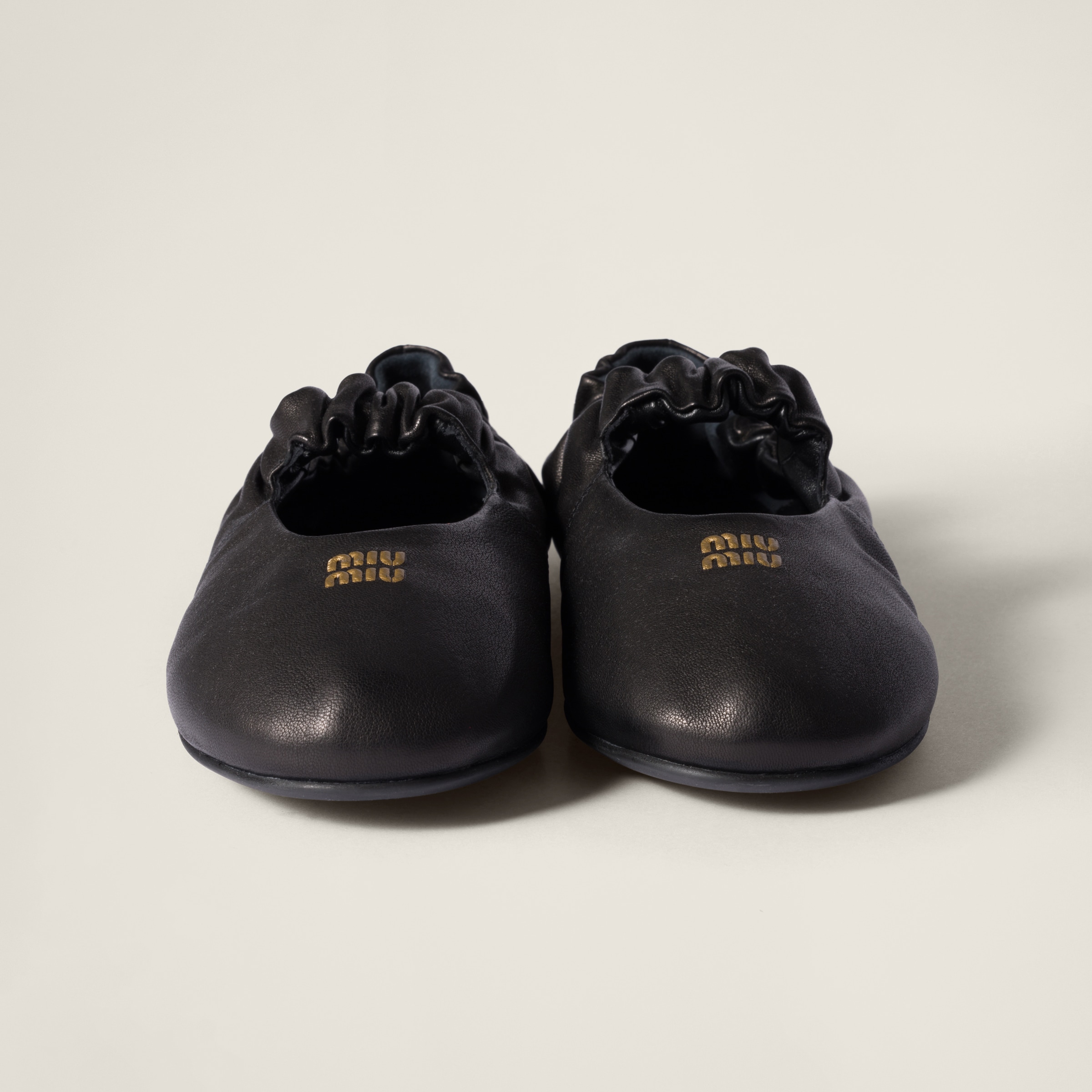 ブラック ルーシュ ナッパレザー バレリーナ | Miu Miu