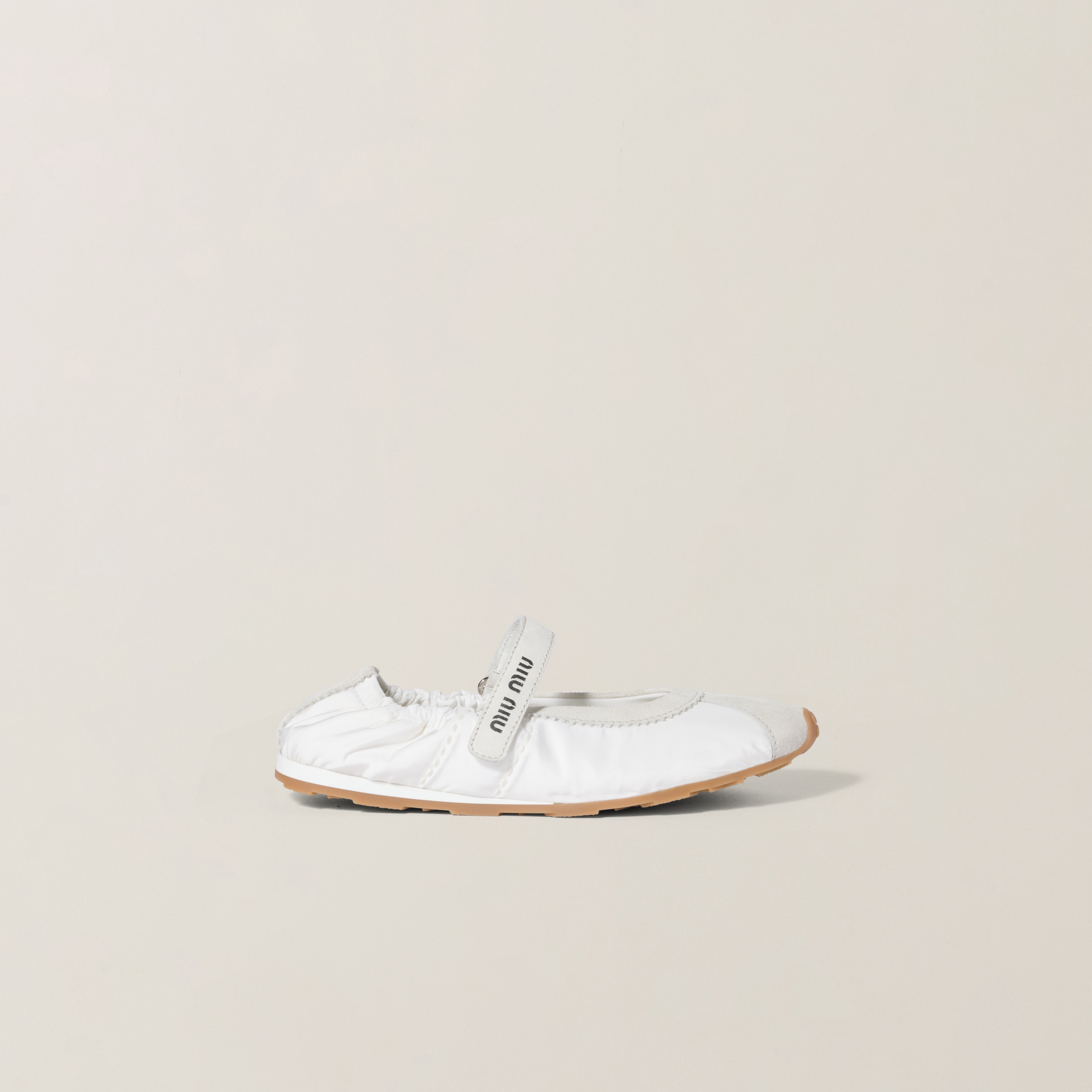 테크니컬 소재 및 스웨이드 플룸 발레리나