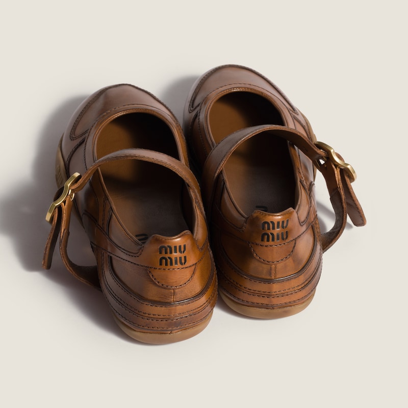 Gymnasium leather ballerinas with strap and buckle