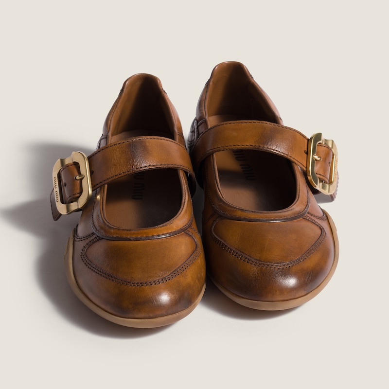 Gymnasium leather ballerinas with strap and buckle