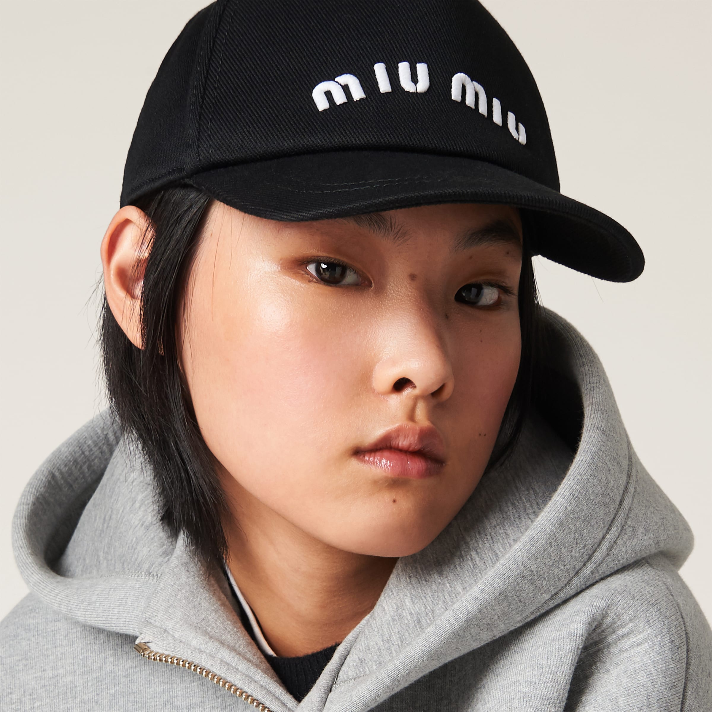 【スポーティーなエレガンス】 MiuMiu Drill baseball cap Black/white Drill Baseball Cap | Miu Miu