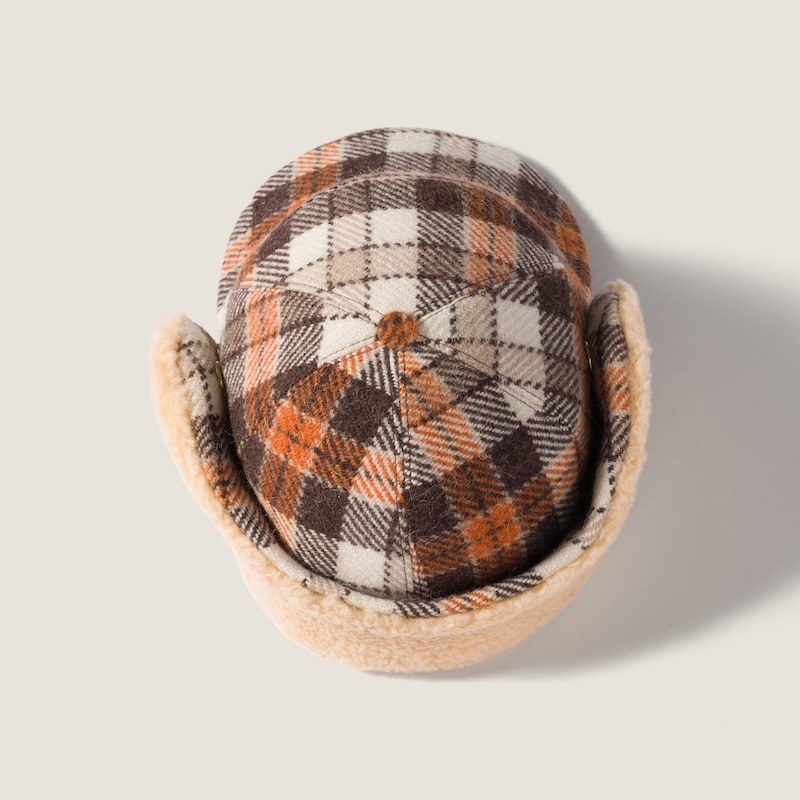 Gorra de cuadros y forro polar afelpado