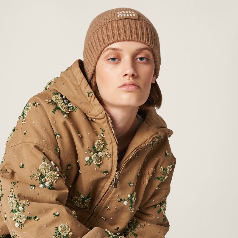 قبعة من الصوف والكشمير