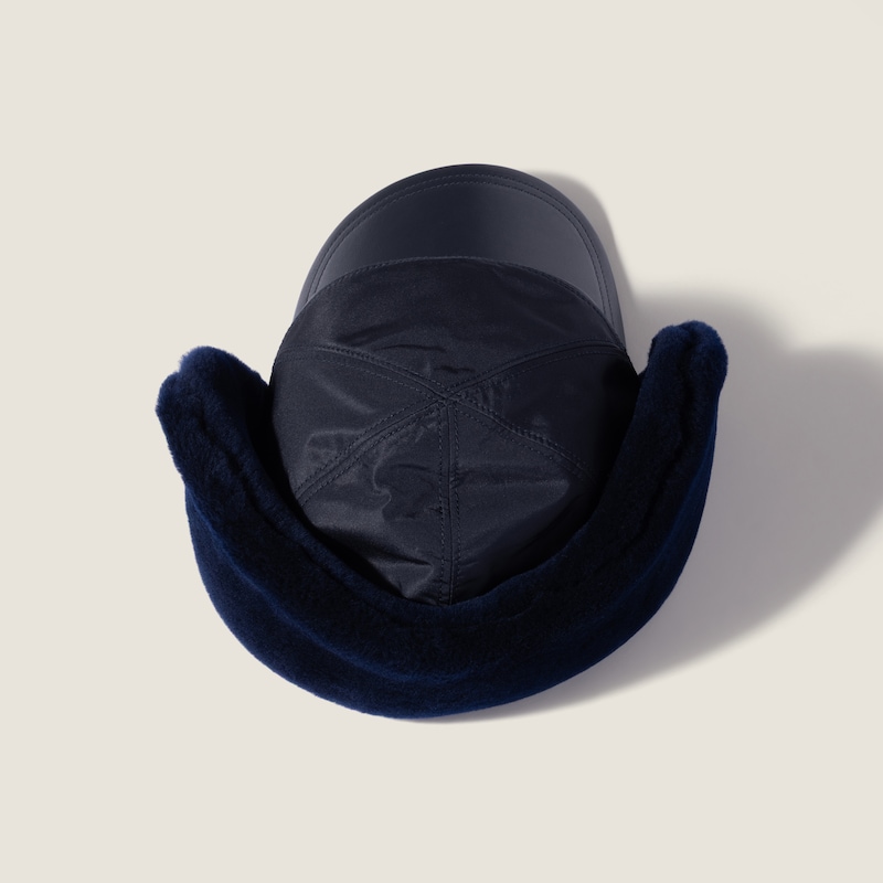 Gorra de tejido técnico y borreguillo