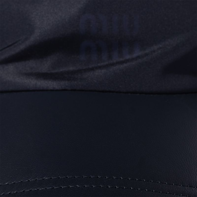 Gorra de tejido técnico y borreguillo