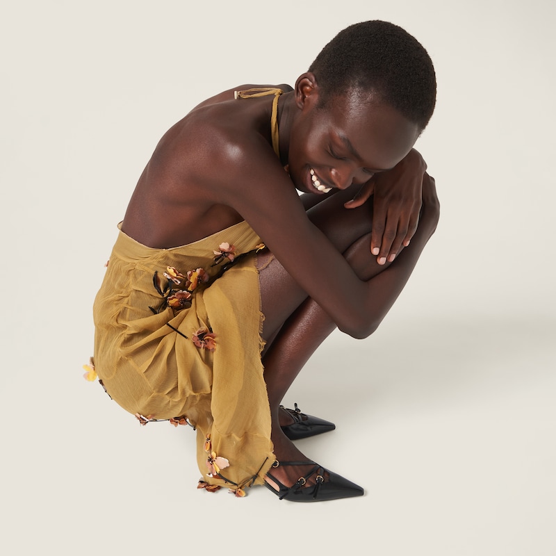 Sapato slingback em couro escovado com fivelas