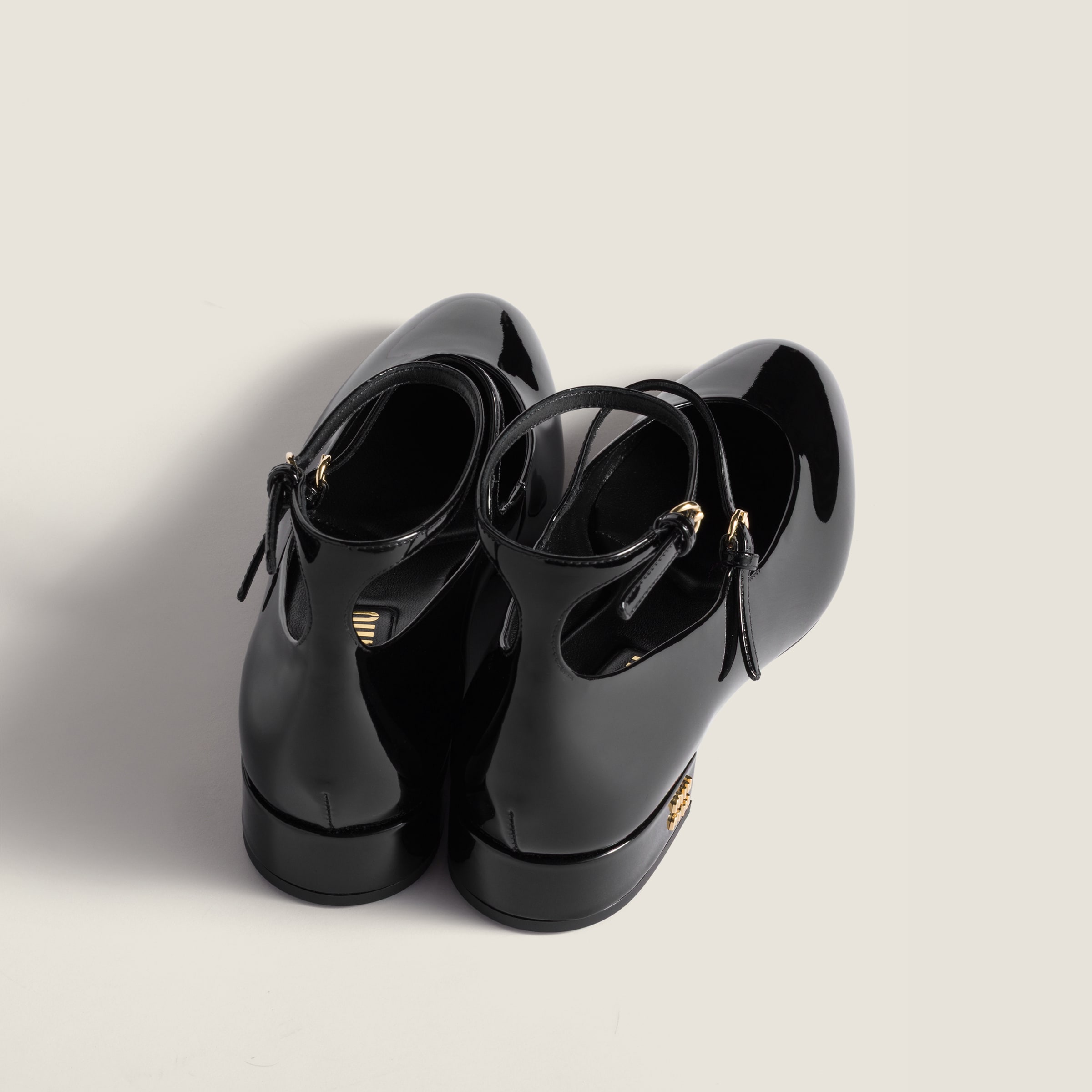 関税込!【MIU MIU】スリングバックストラップ ブラック ストラップ付きパテントレザー スリングバックパンプス