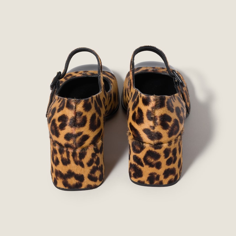 Printed leather pumps