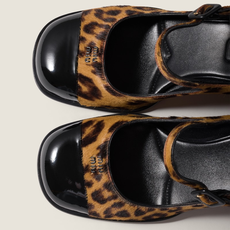 Printed leather pumps
