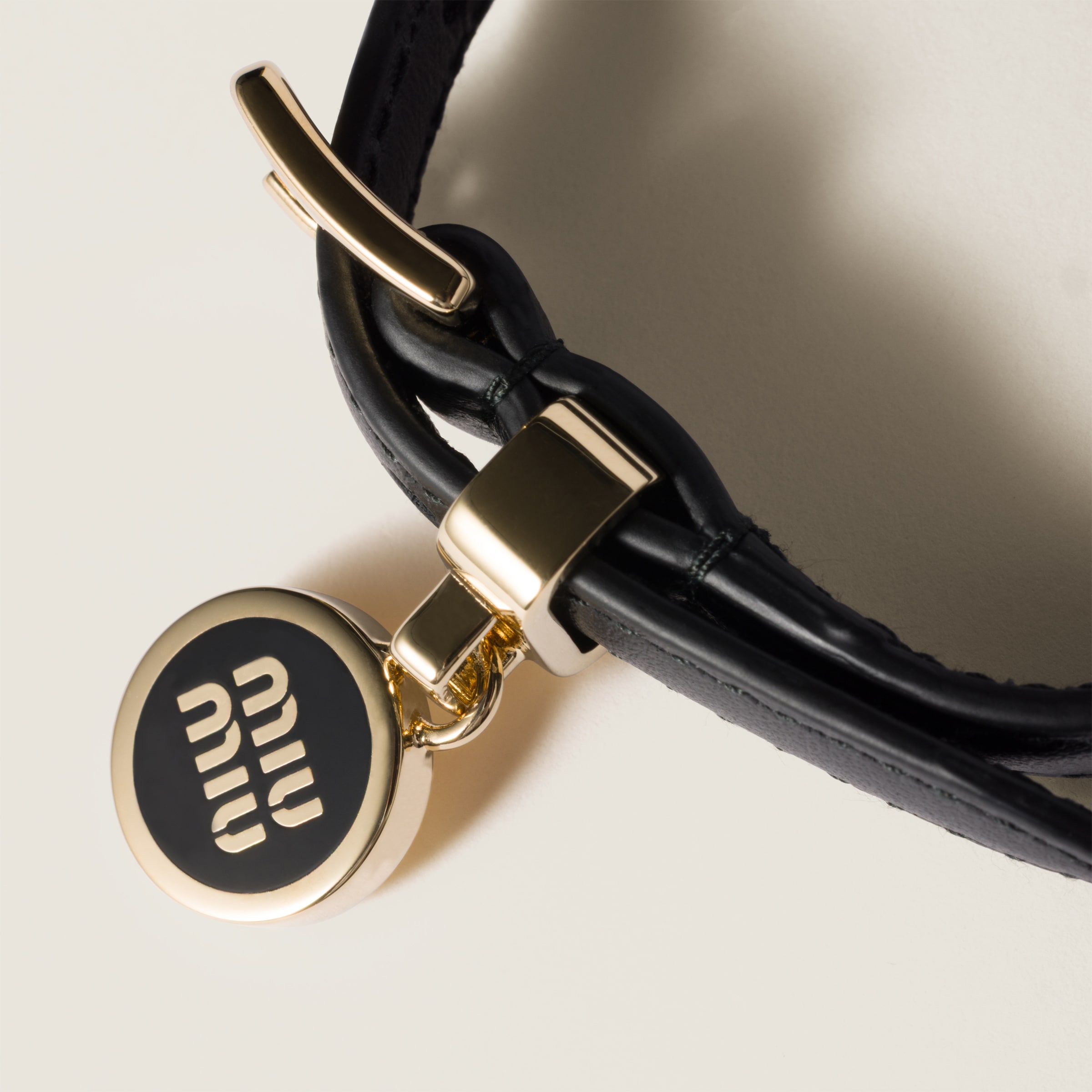 miu miu ブラック　レザーブレスレット Miu Miu ロゴチャーム ブレスレット | ブラック | FARFETCH JP