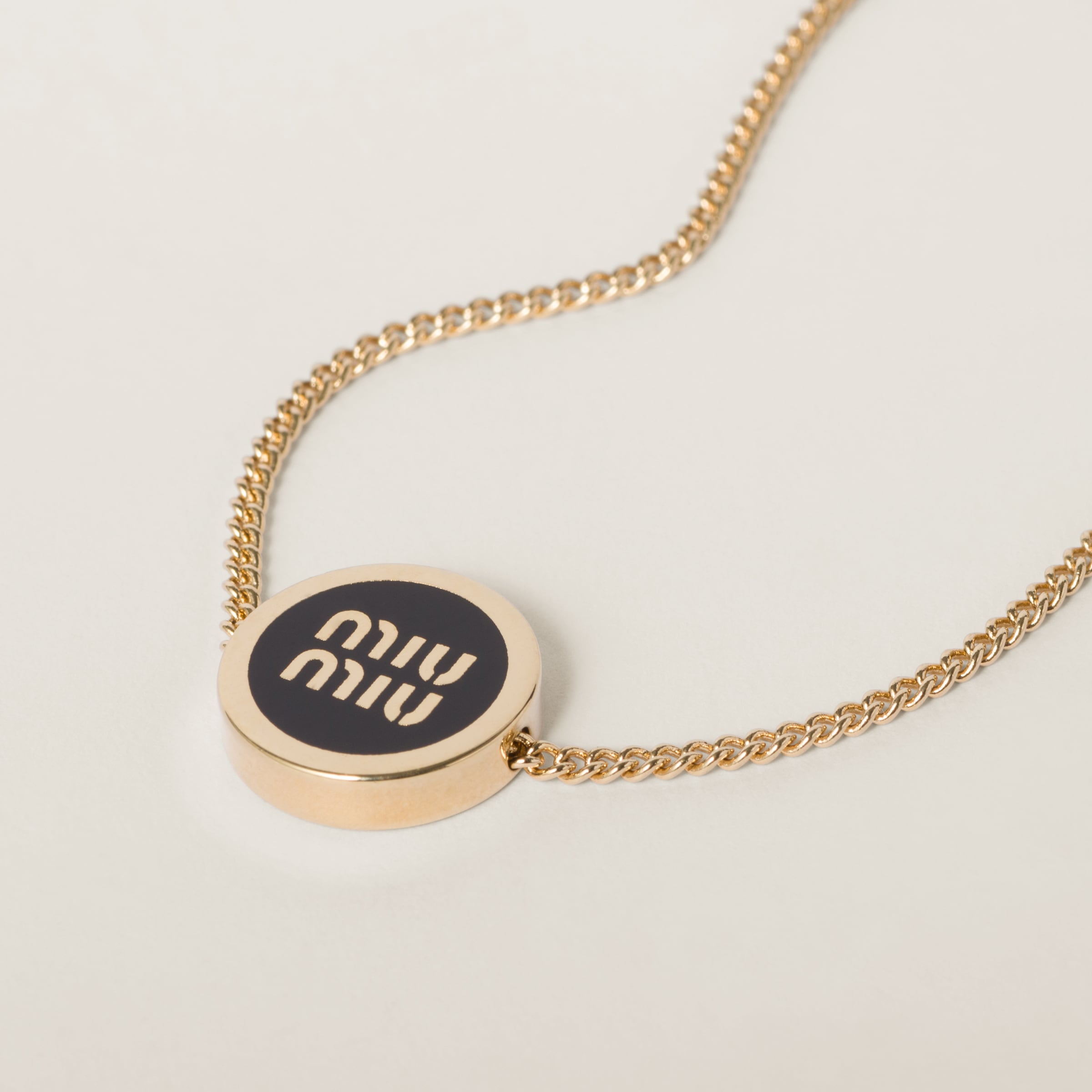 ネックレス・ペンダント Miu Miu Black Enamel And Golden Brass Necklace Buy Miu Miu Black Logo-embellished Pendant Necklace in Gold