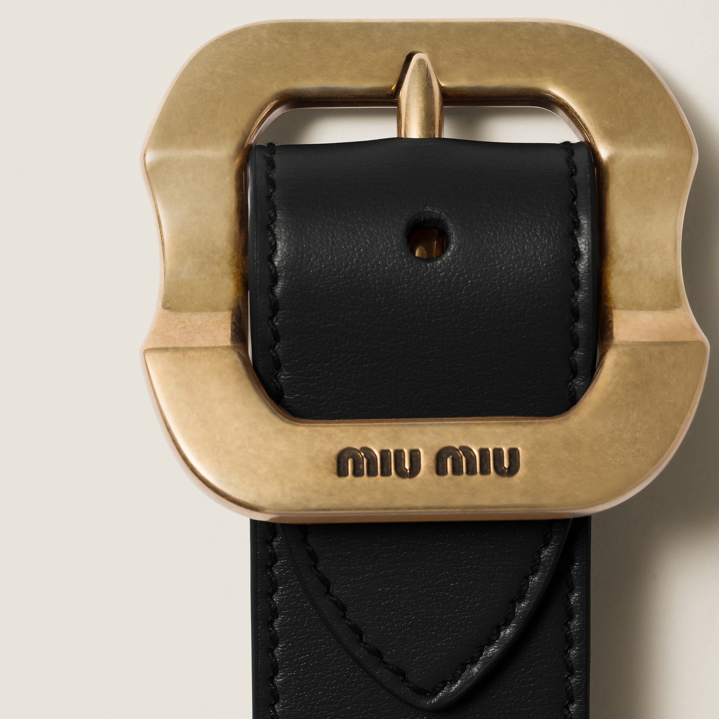 【MIU MIU】バックル付きレザーブレスレット ブラック バックル付 レザー ブレスレット | Miu Miu