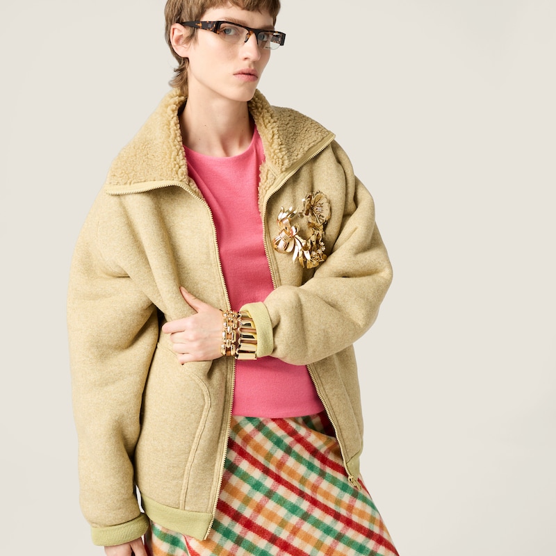 سوار من المعدن والجلد