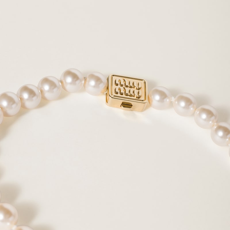 Metal necklace with synthetic pearls