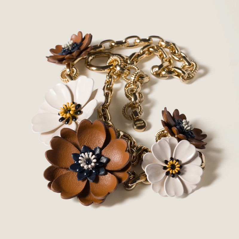 Halskette aus Metall und Leder