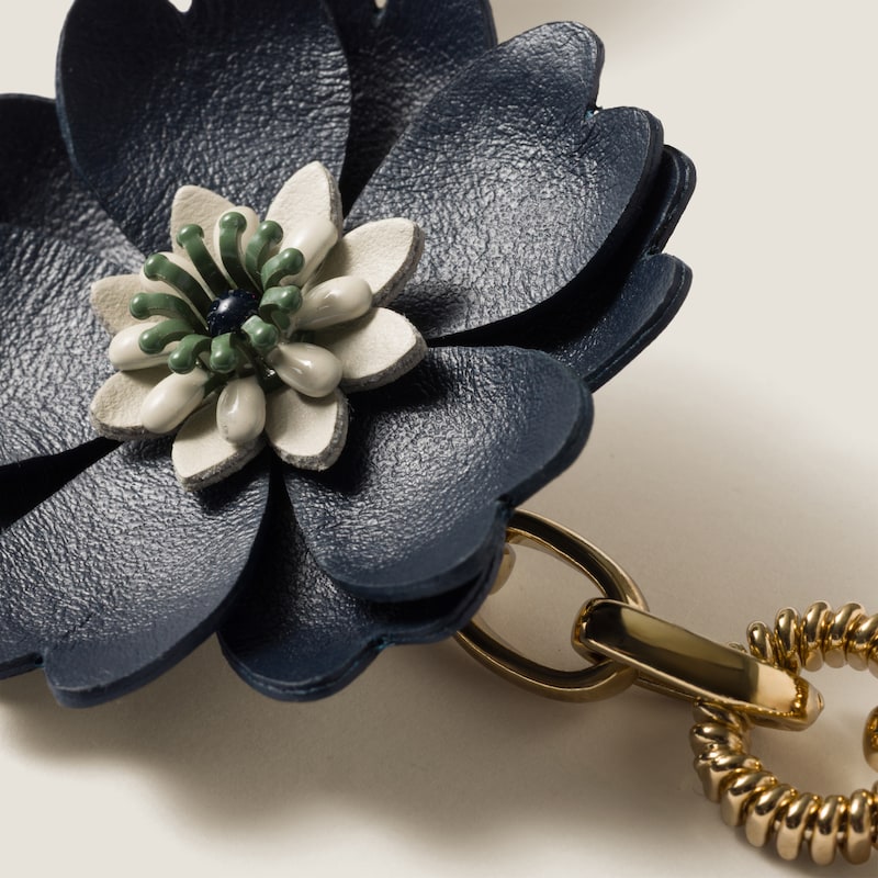 Collar de metal y piel