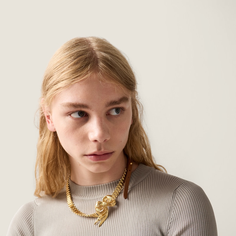 Collana in metallo e pelle