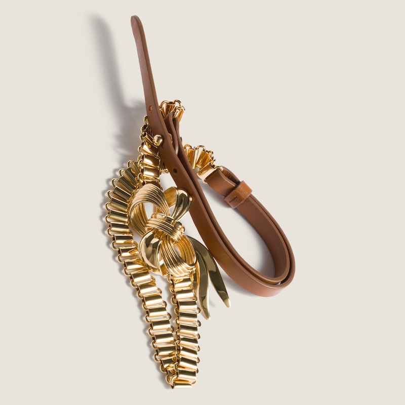 Collana in metallo e pelle