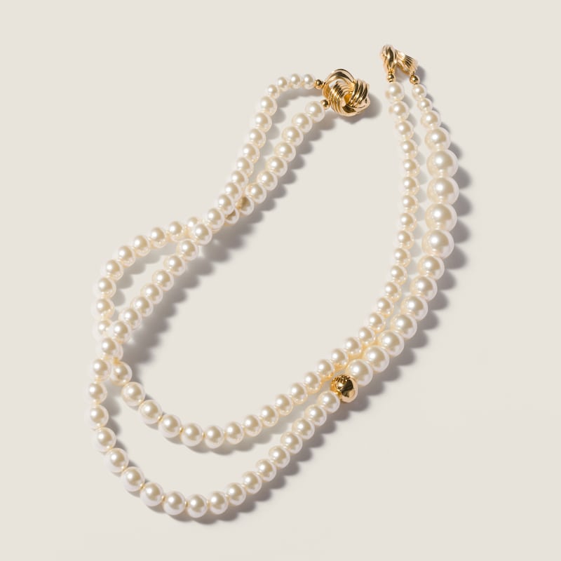 Collar de metal y perlas
