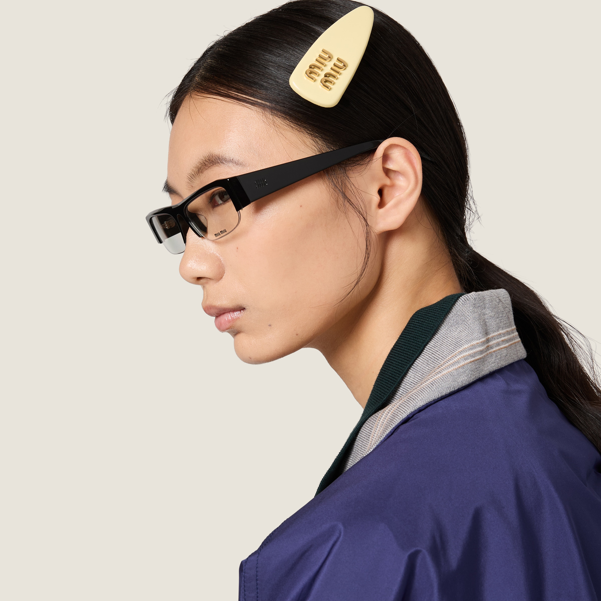 バターホワイト パテントレザー ヘアクリップ | Miu Miu - 日本