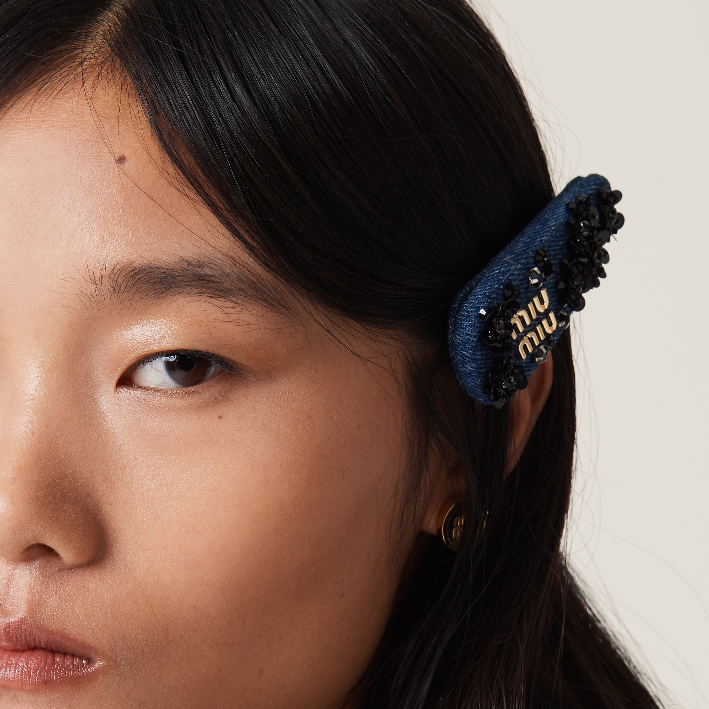 完売 ネイビー/ブラック デニム ヘアクリップ | Miu Miu ヘアアクセサリー