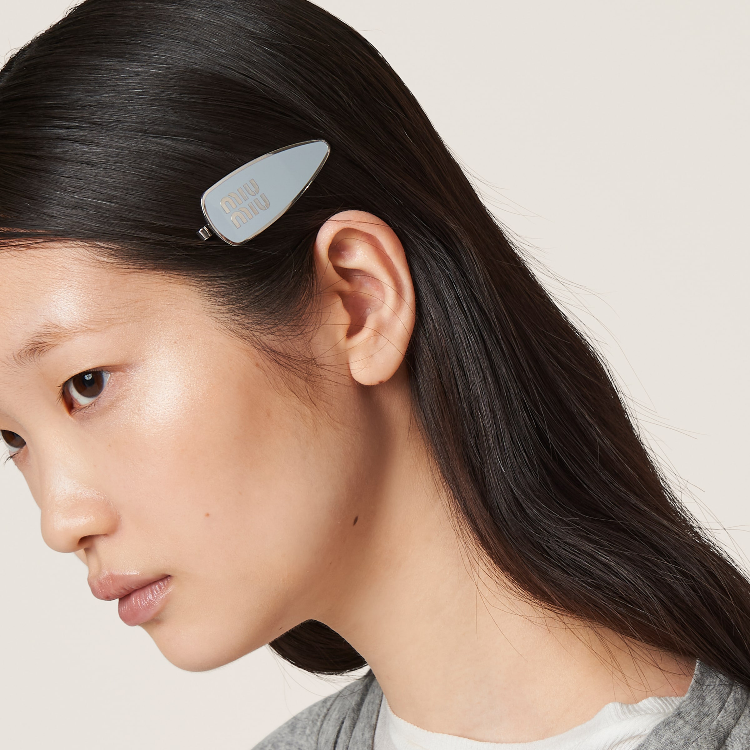 ブルー エナメルメタル ヘアクリップ | Miu Miu