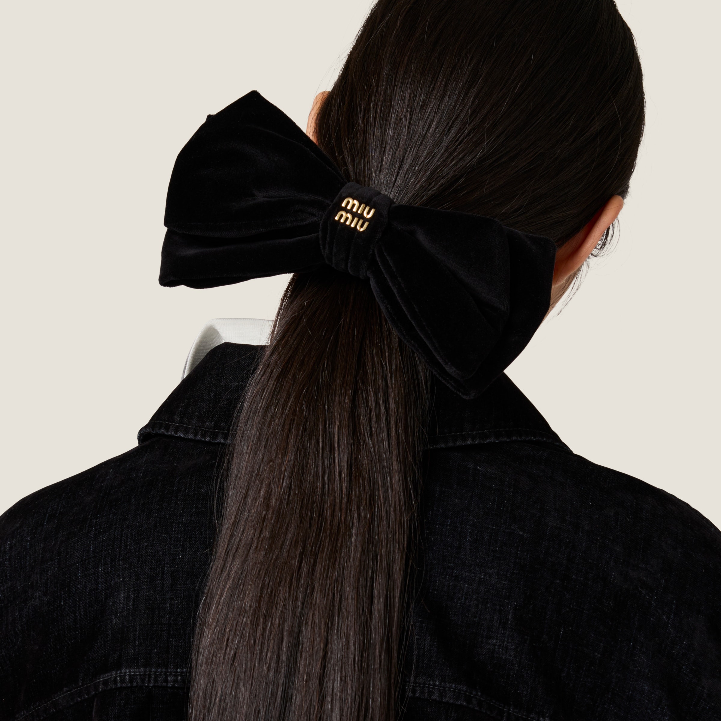 ブラック ベルベット ヘアクリップ | Miu Miu ブラック ベルベット ヘアクリップ | Miu Miu