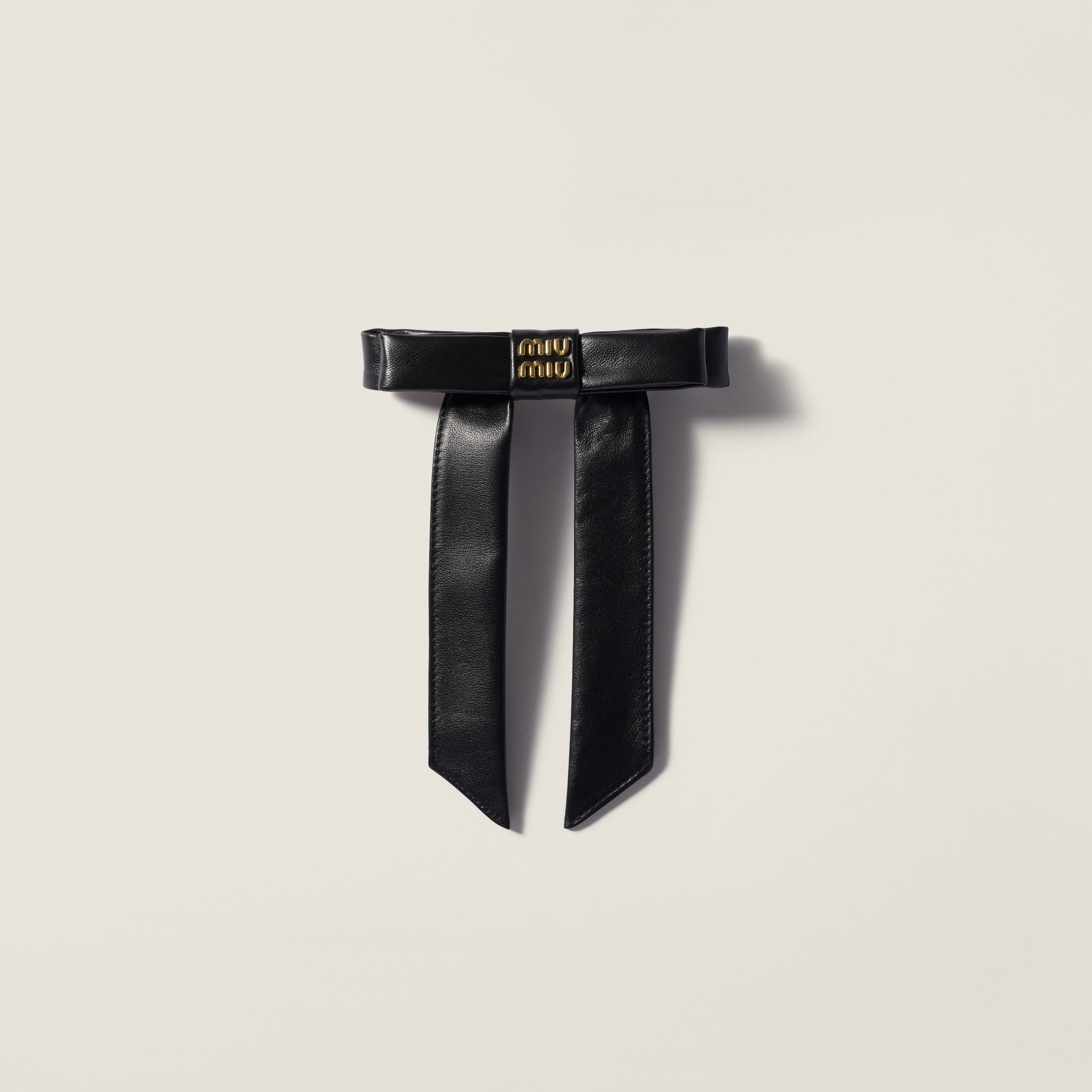 miumiu ヘアクリップ　ブラック新品 ブラック レザー ボウ ヘアクリップ | Miu Miu