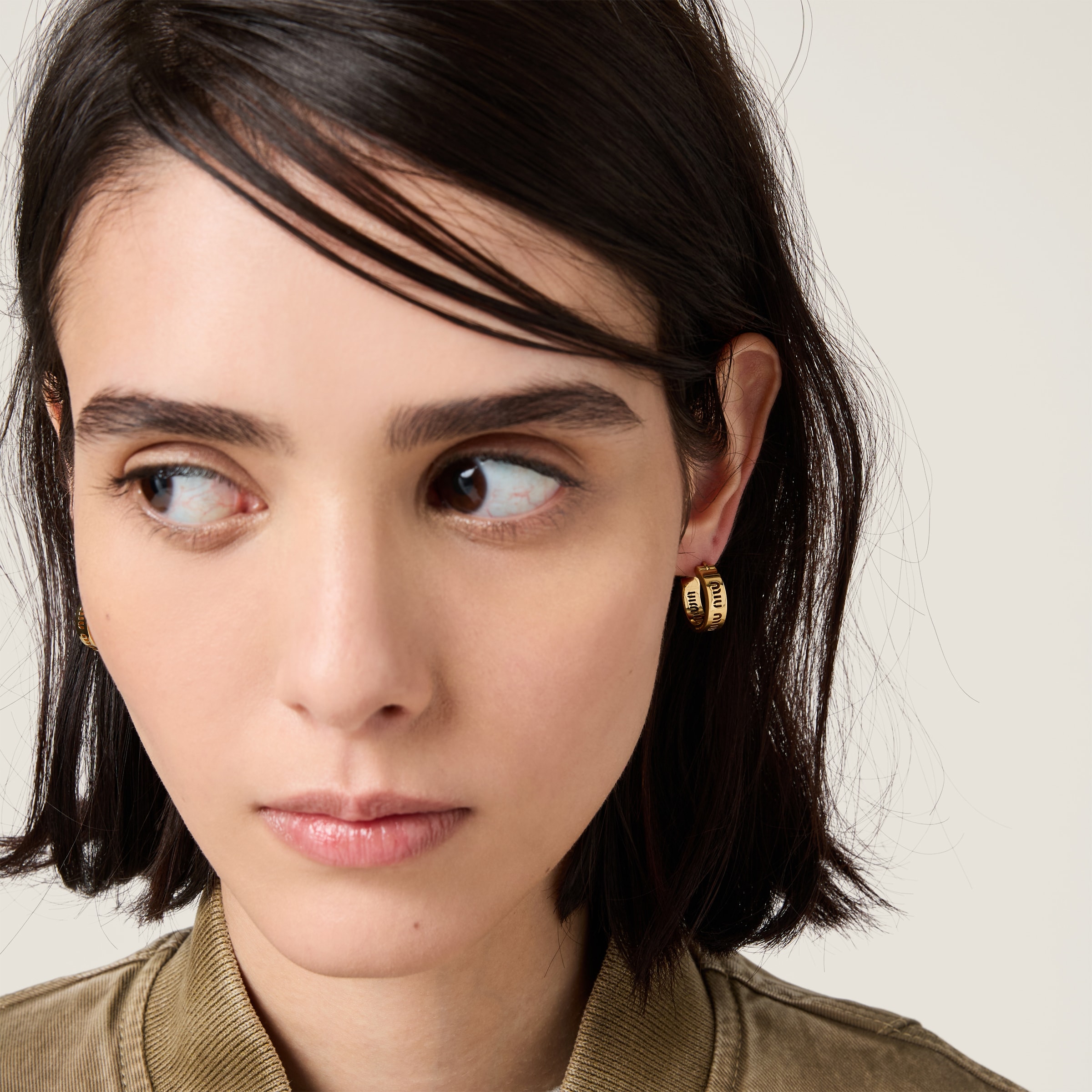ゴールド スモール ロゴ入り フープピアス | Miu Miu